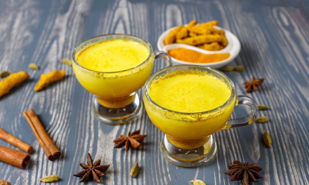 Por qué se recomienda un shot de jugo de limón con jengibre y cúrcuma en ayunas
