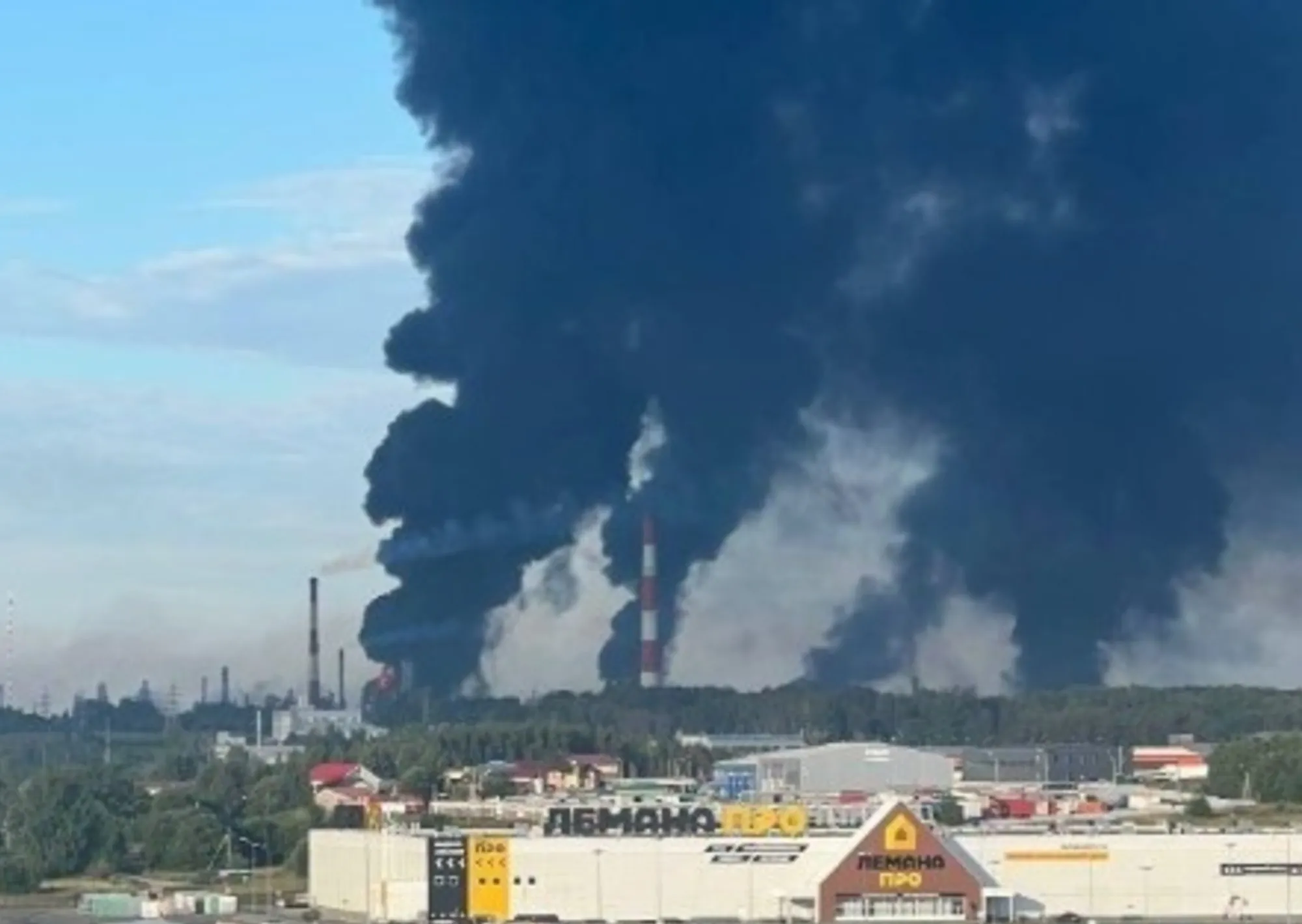 En un ataque a más de 1.300 km del frente, Ucrania golpea enormes refinerías rusas: columnas de humo y casas en llamas