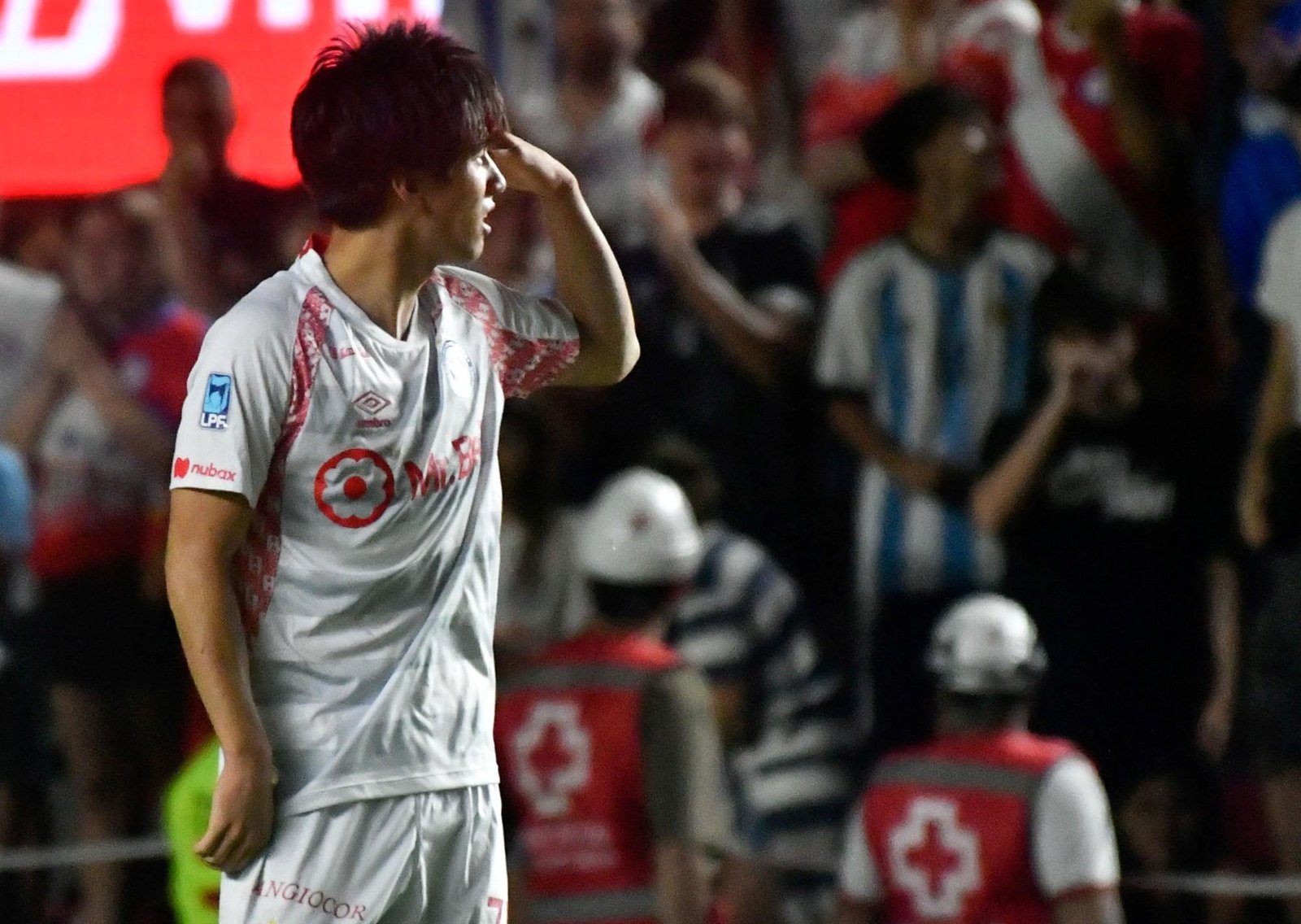El japonés Kida le empató "de patada voladora" a Barracas y apagó el incendio en cancha de Argentinos