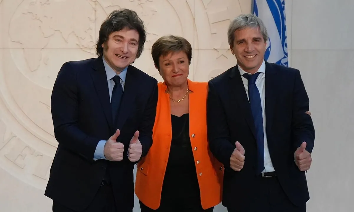 El Gobierno dice que cae, pero la deuda en moneda extranjera subió US$24.800 millones desde que asumió Milei