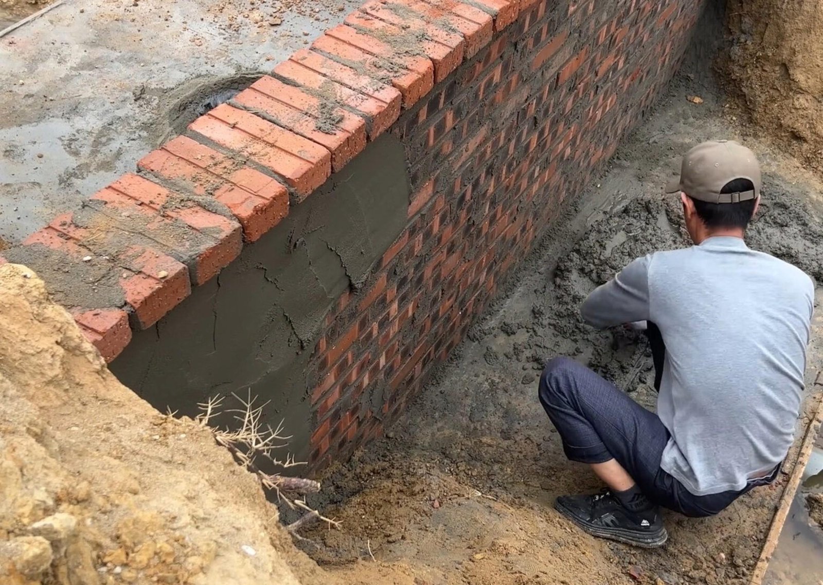 Chau a la factura de luz: construyó su propia central hidroeléctrica con ladrillos y ahora genera energía gratis de 220V