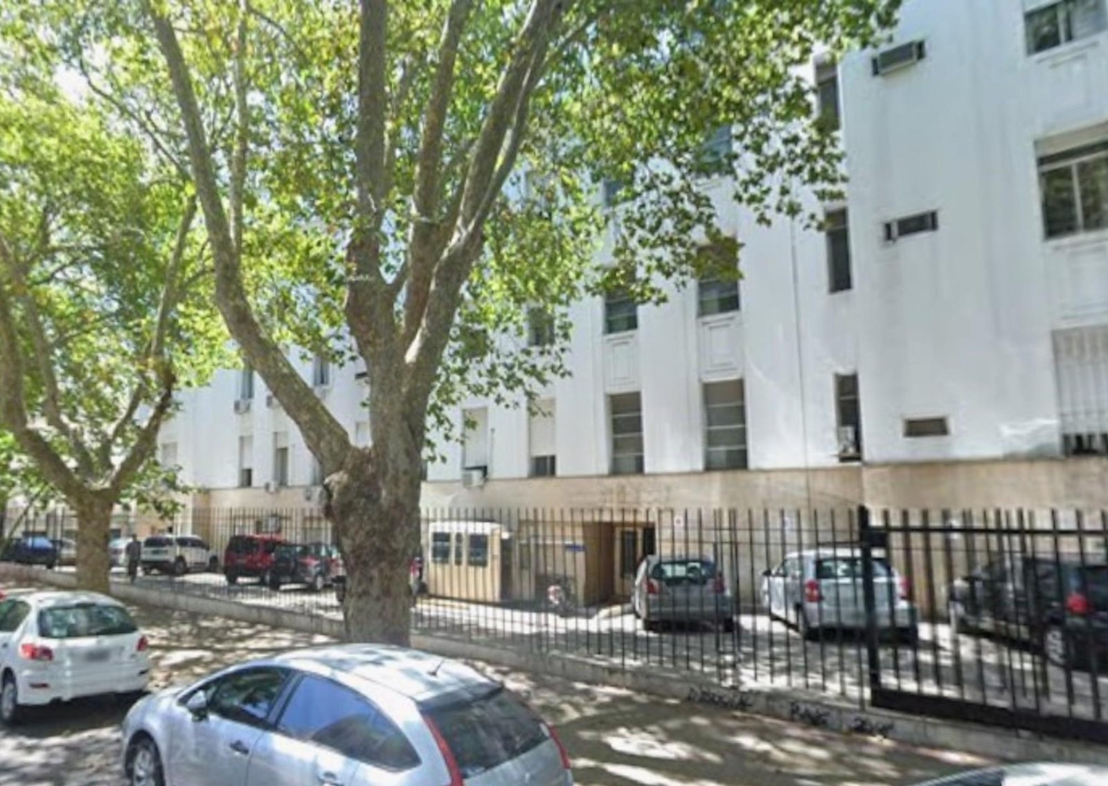 Un detenido acusado por violación se tiró de un tercer piso en los tribunales de La Plata, cayó sobre el auto de un juez y murió