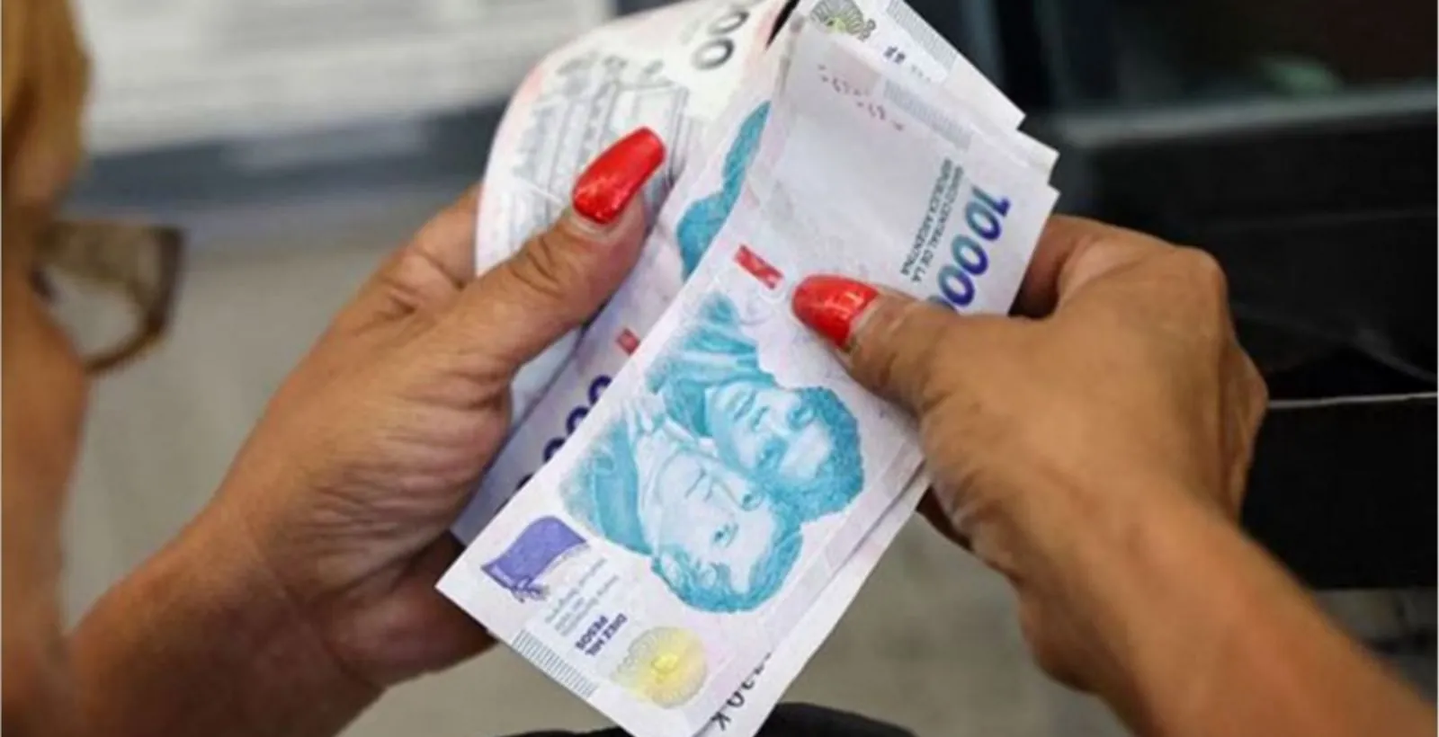 Advierten que 2 de cada 3 argentinos agota sus ingresos diez días antes de fin de mes