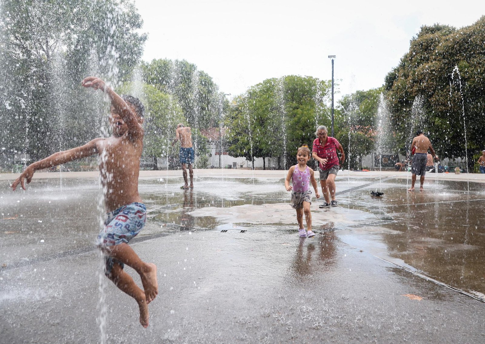 Sin tregua por el calor: siete provincias siguen en alerta por las altas temperaturas