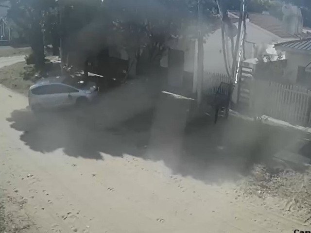 Se subió a la vereda y chocó un palo: así fue la maniobra peligrosa que realizó la novia de Iñaki Gutiérrez mientras manejaba alcoholizada