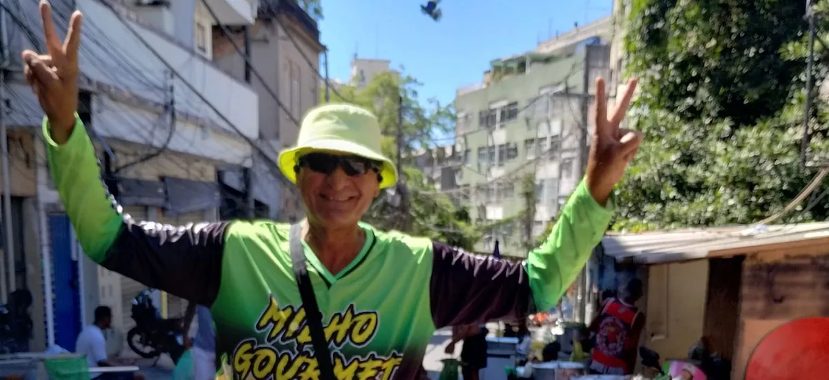 Se hace llamar “El Puma de Janeiro” y vende choclos en la playa: quién es el argentino detenido por racismo en Brasil