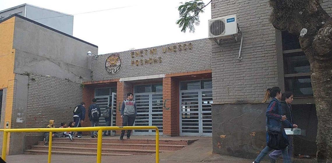 Un adolescente llevó un arma a la escuela y se disparó frente a sus compañeros