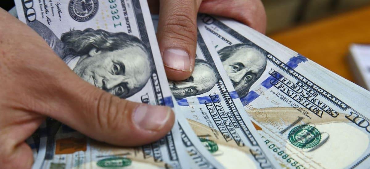 El dólar oficial volvió a subir y, por la baja del blue, la brecha volvió a ser negativa - El Cronista