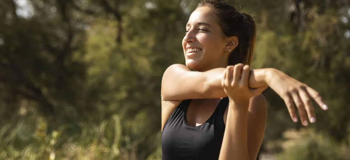 Ni pilates ni yoga: el ejercicio para mujeres mayores de 30 años que sirve para perder los rollitos y ganar músculo