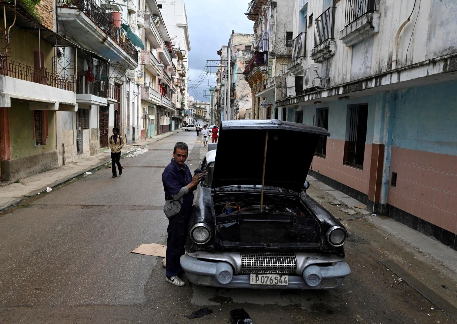 Los cubanos luchan por sobrevivir mientras Estados Unidos estrecha el cerco sobre la isla para derrocar al régimen comunista