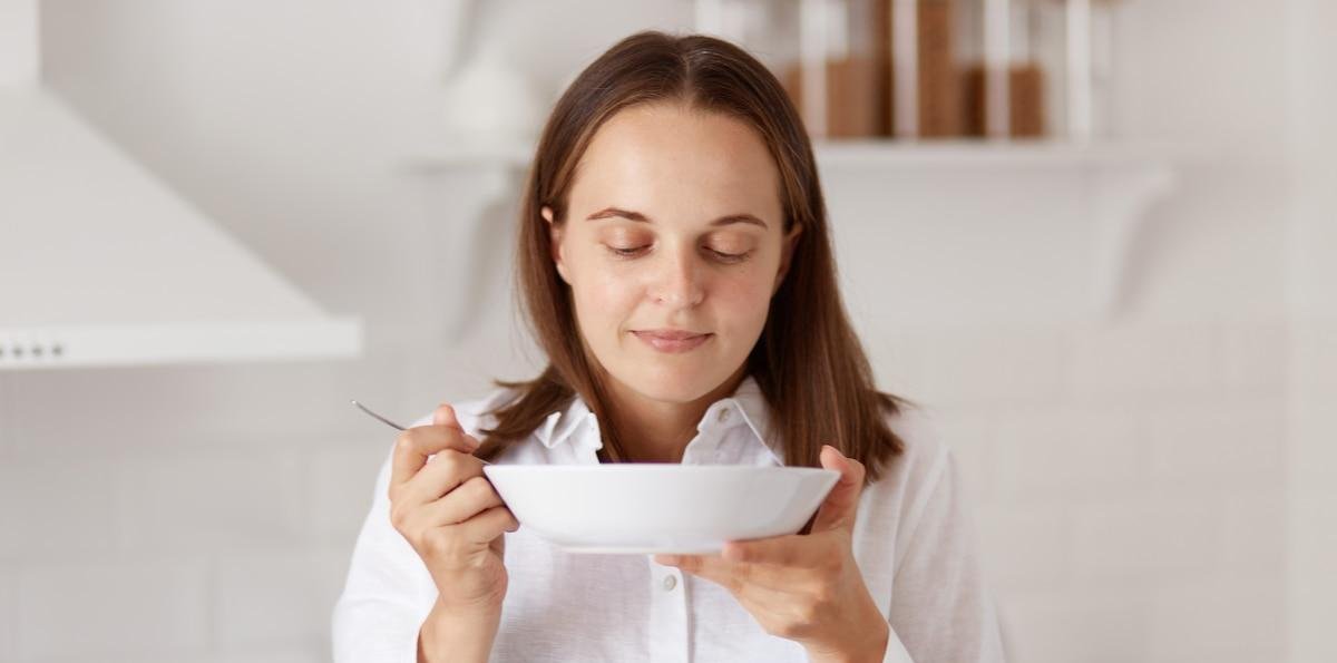 ¿Por qué sigue comiendo aunque ya se sienta lleno? Un estudio analiza el papel del cerebro y señala que no es solo cuestión de voluntad