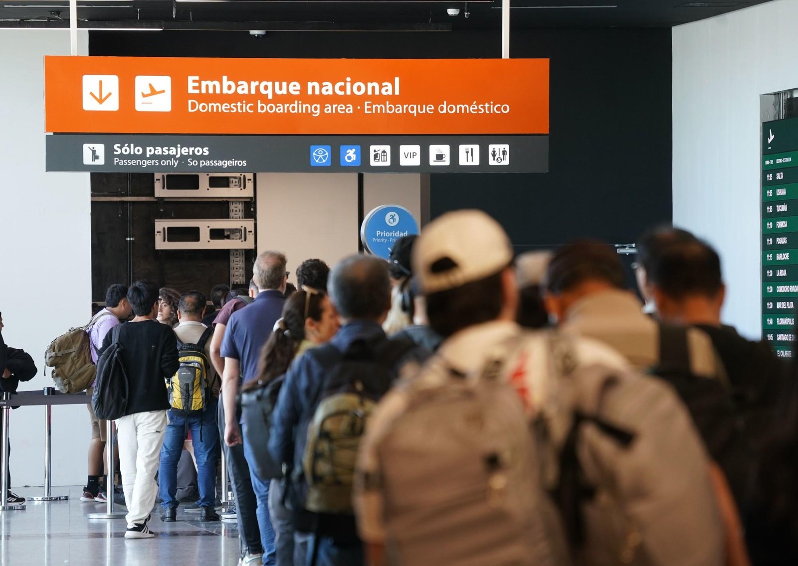 Controladores aéreos levantaron sus medidas de fuerza tras aceptar un acuerdo con subas salariales de diciembre a mayo