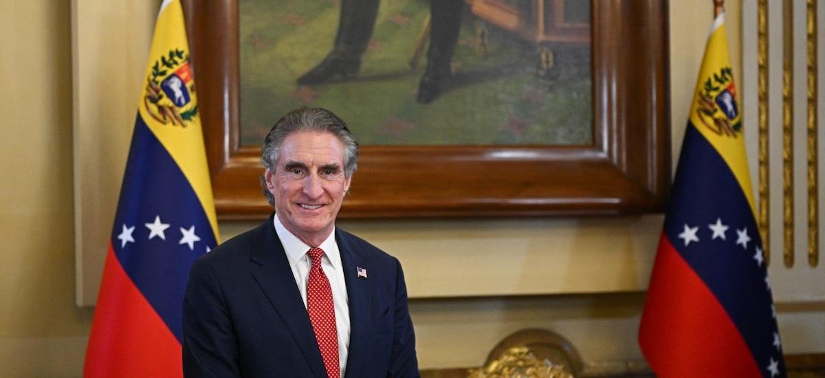 El secretario del Interior de Estados Unidos se reunió con Delcy Rodríguez en Caracas para discutir reformas en el sector minero