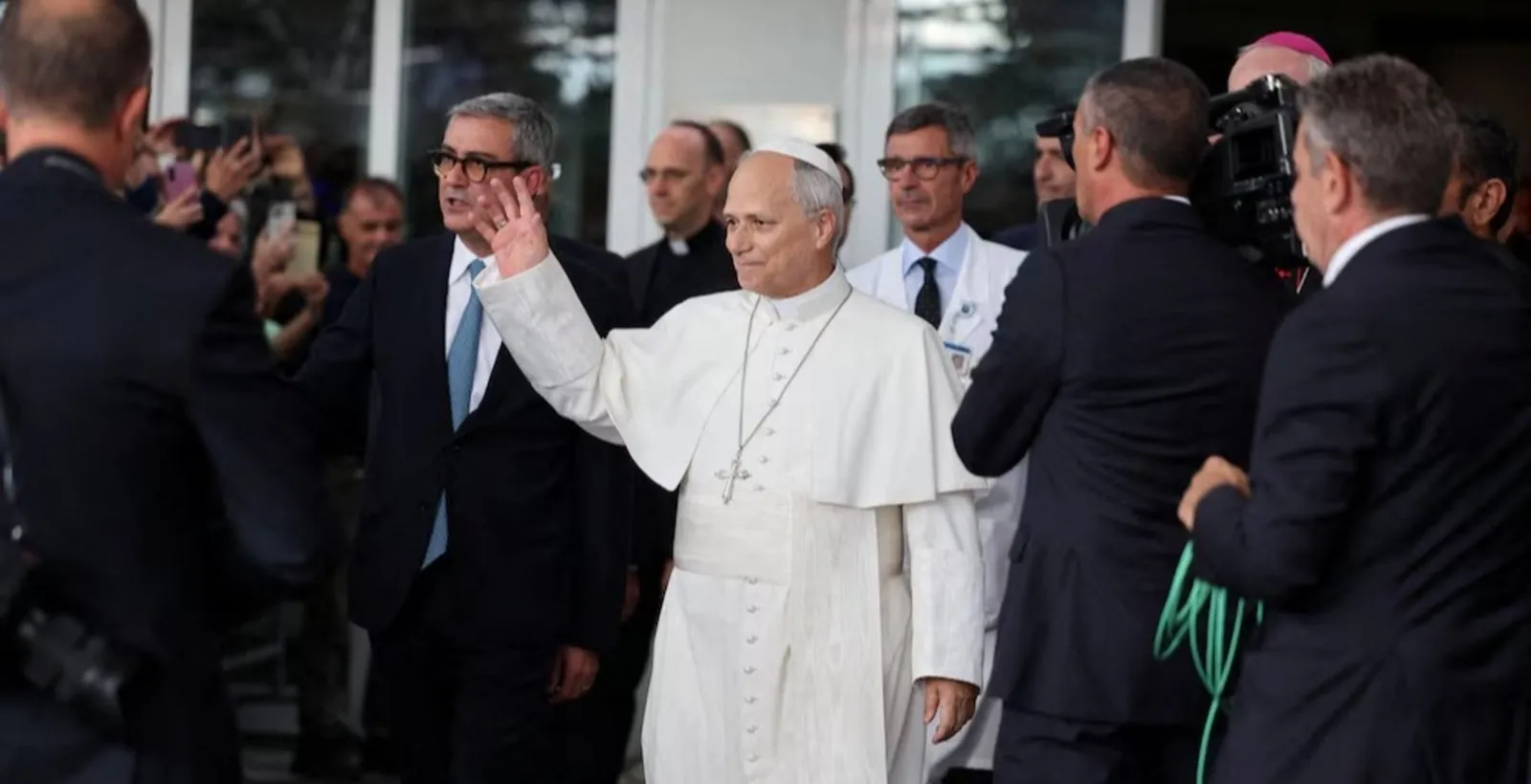 El papa León XIV recibió el alta médica y dejó el hospital: qué pasará con su visita a la Argentina