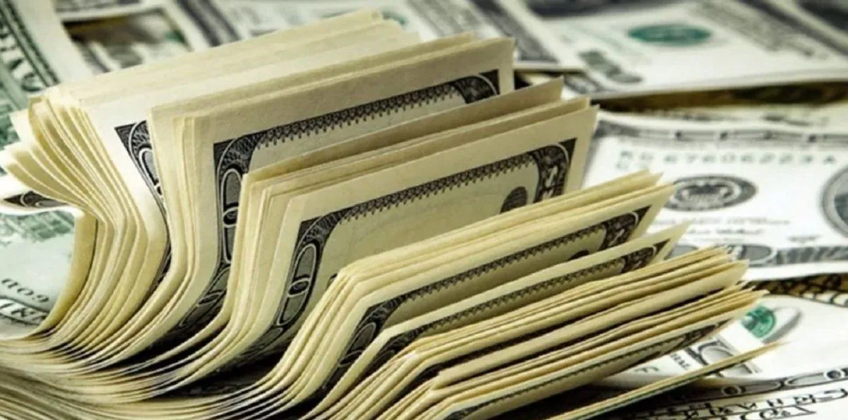 El dólar blue sumó tres jornadas sin subas, pero extendió la brecha con el oficial