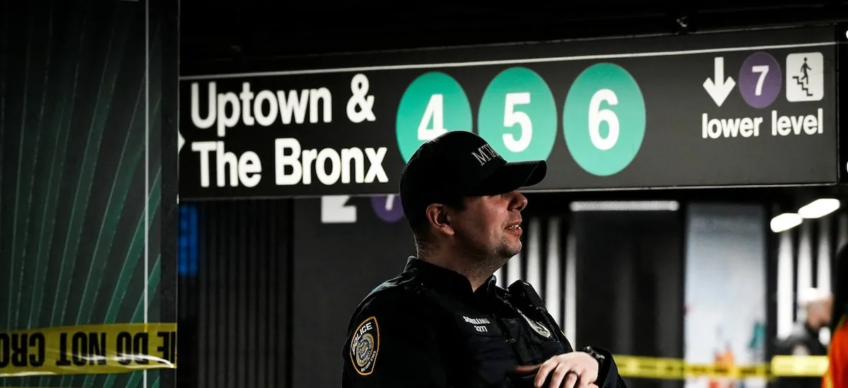 Un hombre fue baleado y murió en el andén del subte de Nueva York tras una discusión: el atacante está prófugo