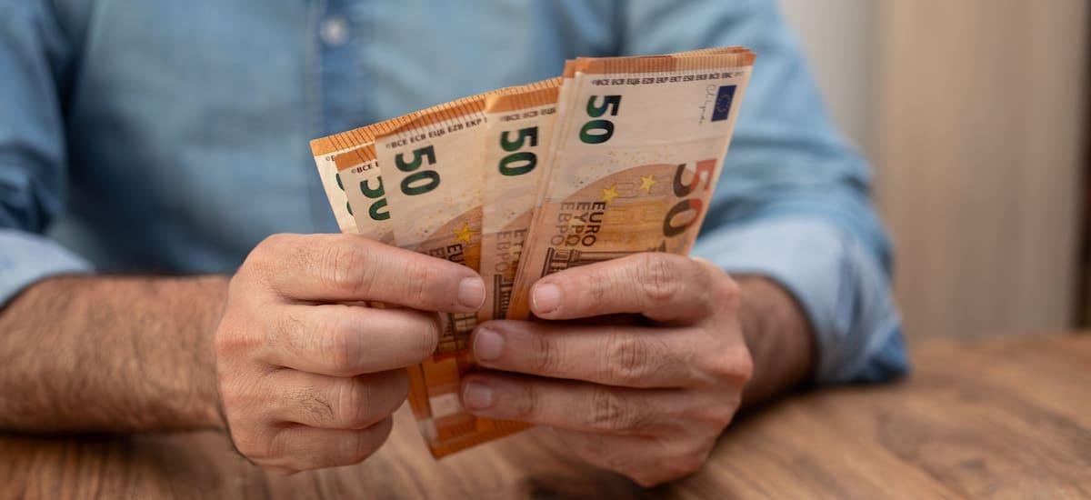 Ayuda de 525 euros para todos los jubilados: ¿cómo pedirla y cuáles son los requisitos?