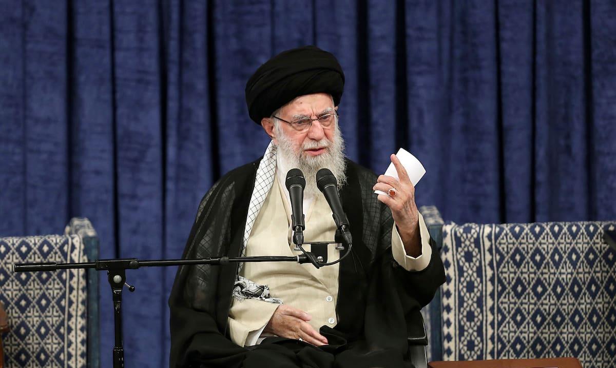 Los iraníes celebran el anuncio de la muerte de Jamenei (videos)
