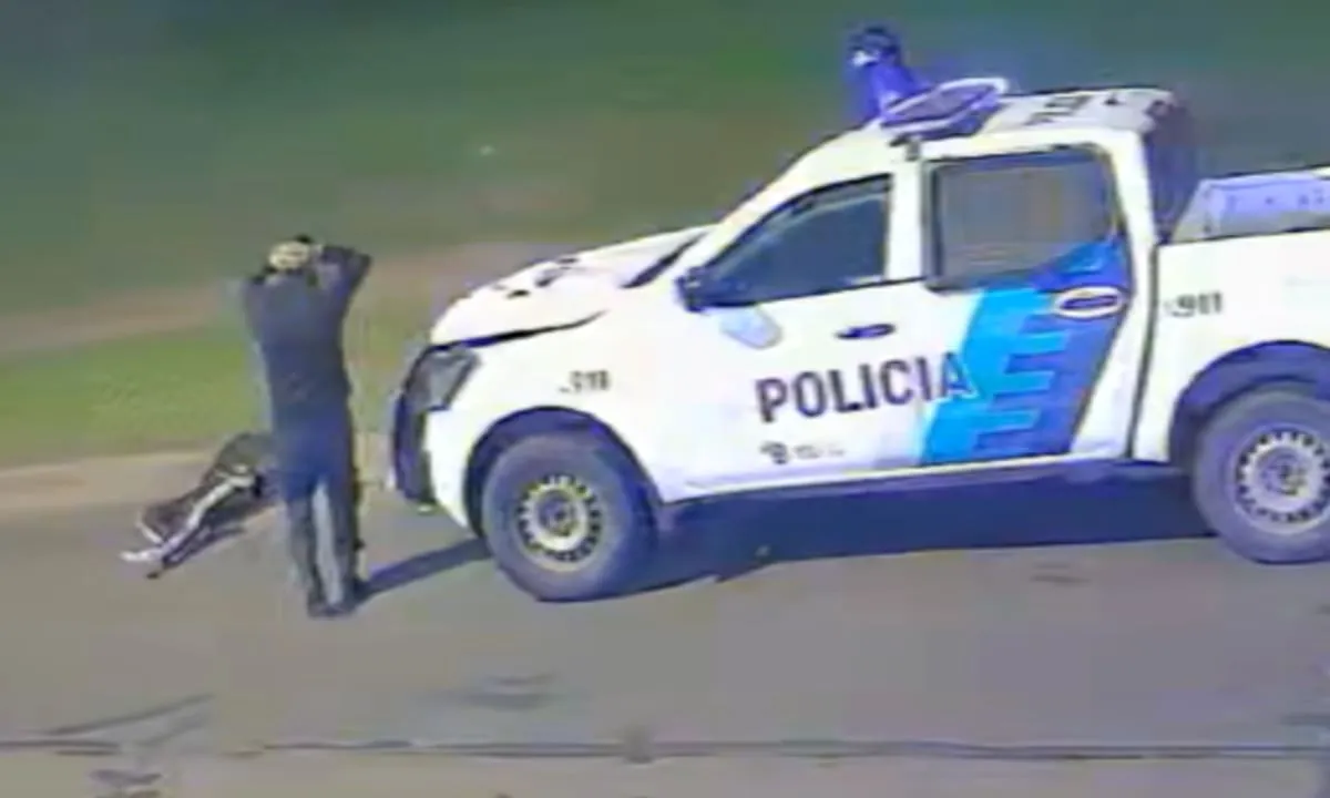 Un patrullero de la Policía Bonaerense atropelló a un hombre cuando acudía a una emergencia en Almirante Brown