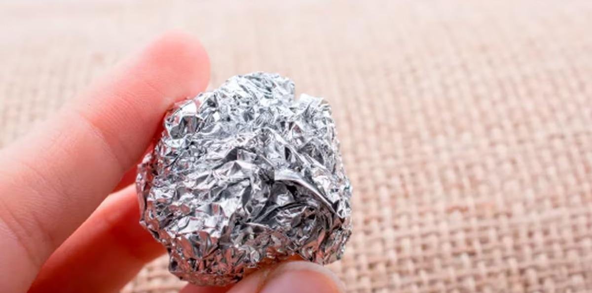 Para qué sirve usar papel aluminio en los rieles de las ventanas