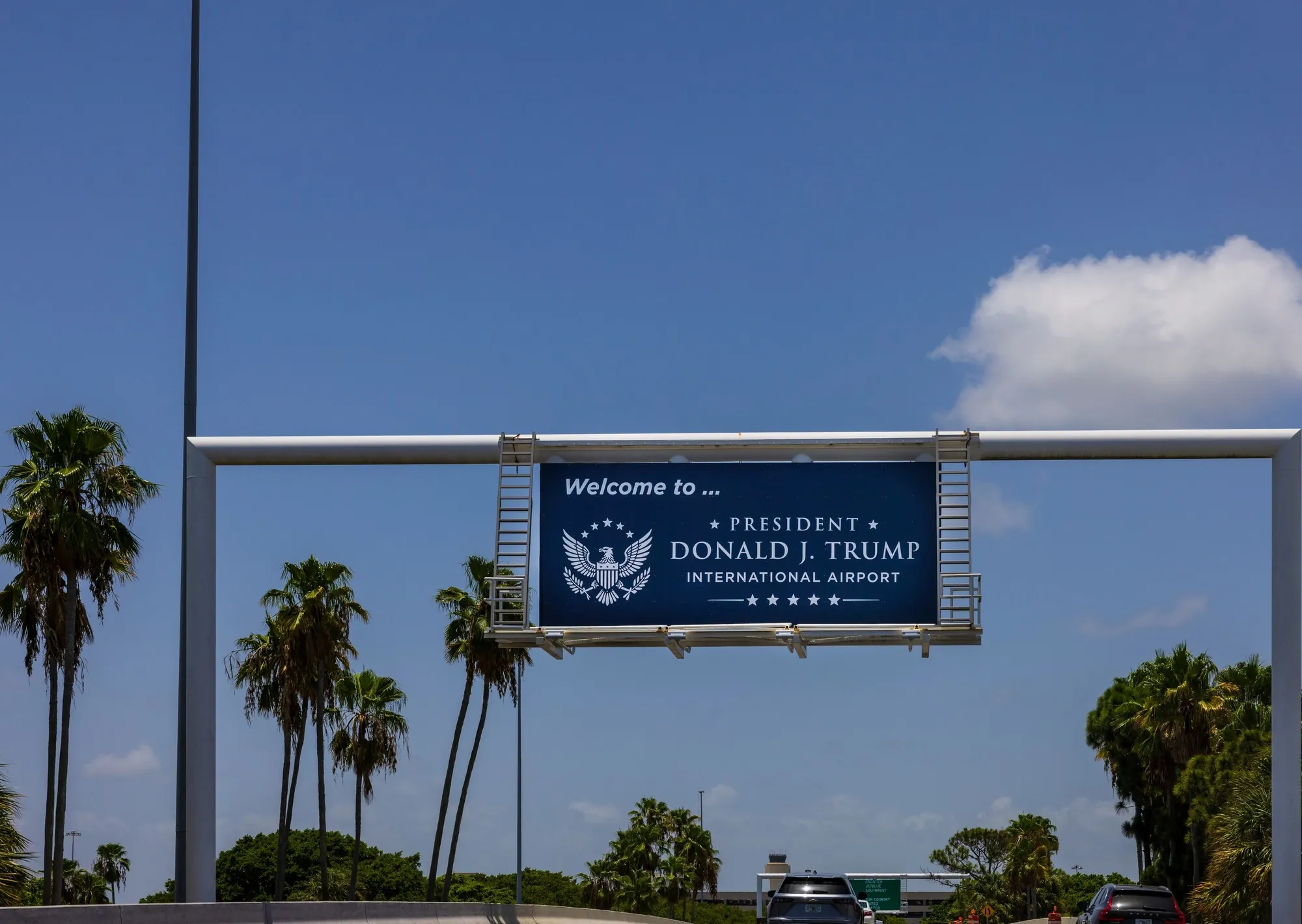 El aeropuerto internacional de Palm Beach cambia de nombre y ahora se llama Donald Trump