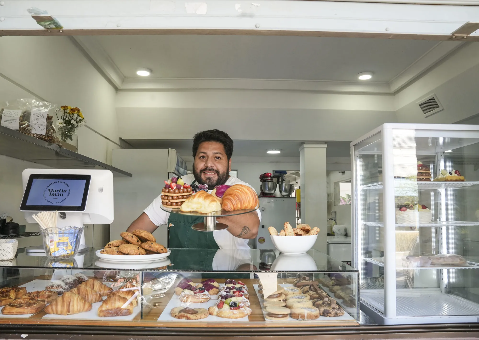 En Villa Urquiza, la historia detrás de la ventanita que es furor por sus medialunas gigantes y reúne hasta 200 personas en la vereda