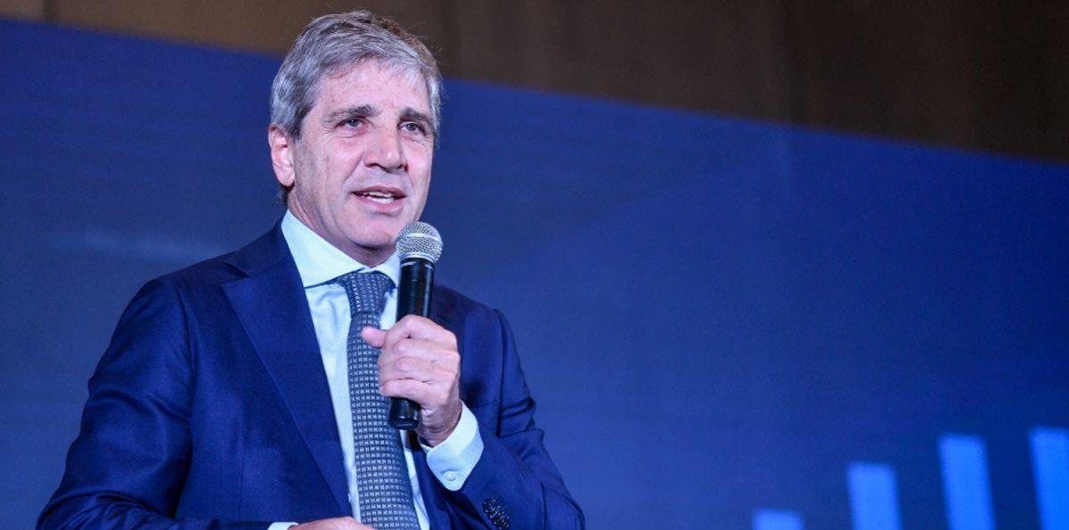 Luis Caputo descartó una “avalancha” de autos chinos híbridos en la Argentina