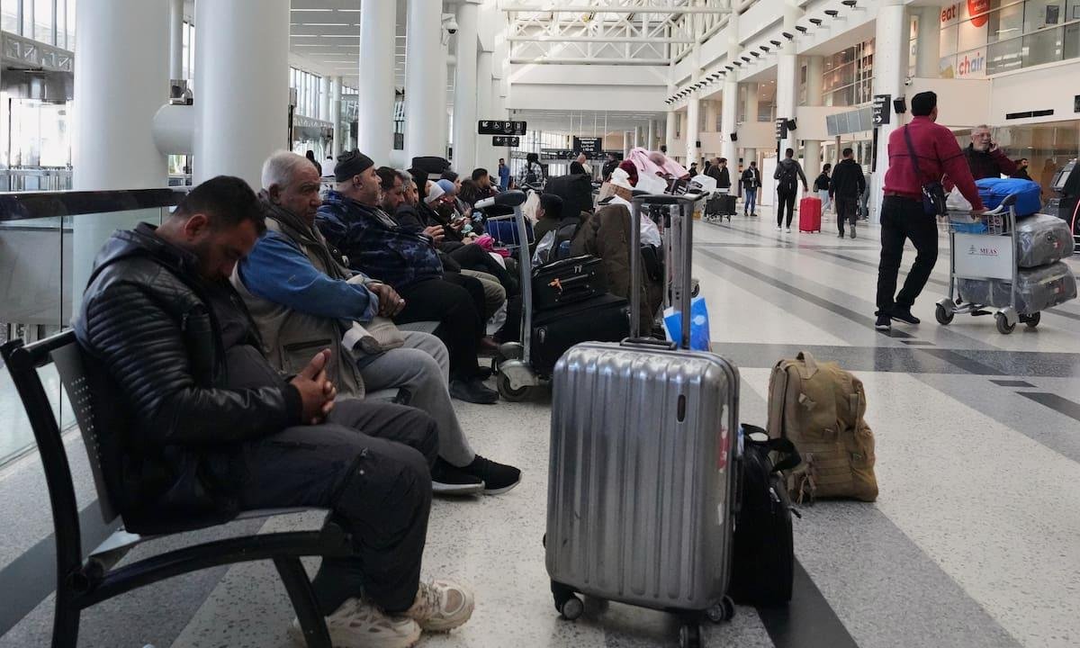 Miles de personas quedan varadas en el cierre de aeropuertos tras el ataque a Irán