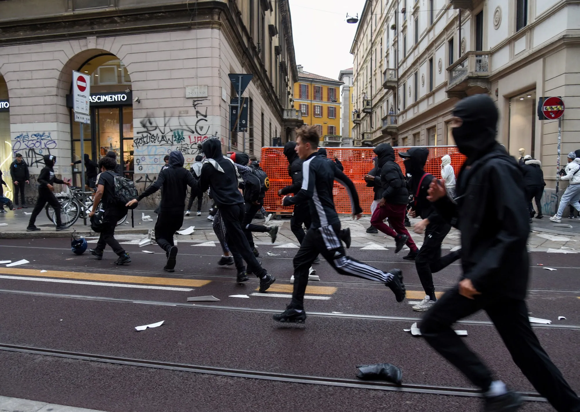 Después de Francia, las protestas por el alto costo de la vida dejaron comercios destruidos en el centro de Milán