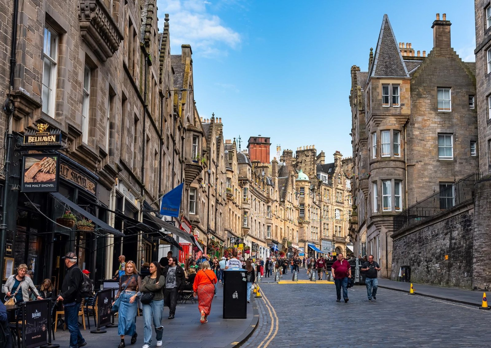 Alerta en Edimburgo: un hombre armado con cuchillos siembra el pánico en una zona residencial