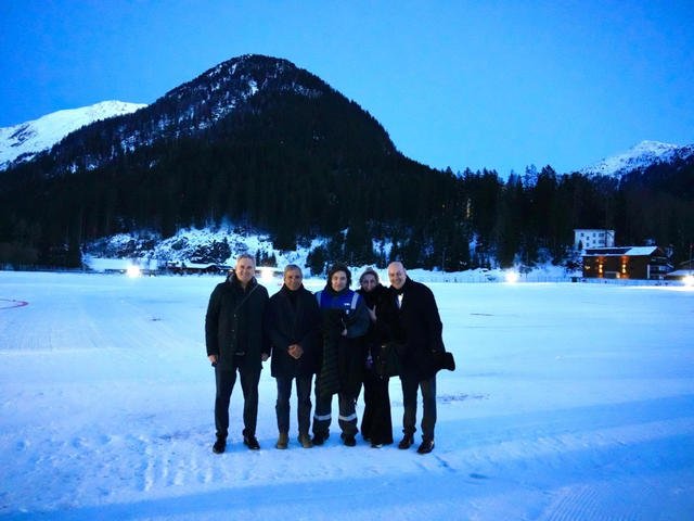 Javier Milei y sus medidas, EN VIVO: el Presidente llegó a Davos y se sacó una foto con mameluco de YPF en medio de la nieve