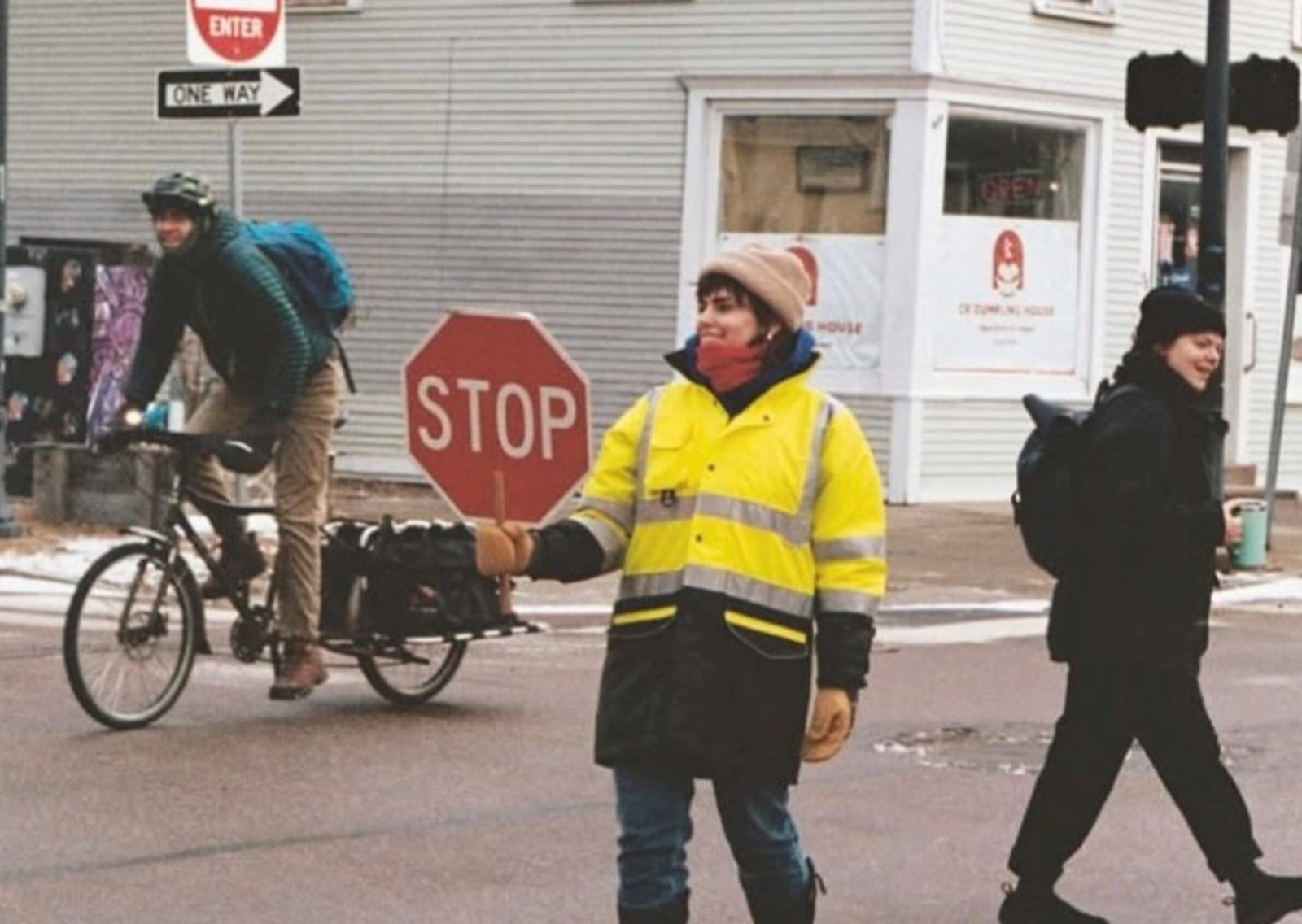 Construyó su propio "sueño americano": una joven guardia de cruces escolares gana 14.000 dólares al mes como artesana en una localidad de EE.UU.