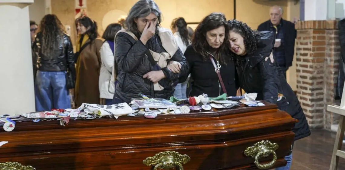 Referentes de derechos humanos, dirigentes políticos y artistas despidieron a Taty Almeida en un emotivo velat...