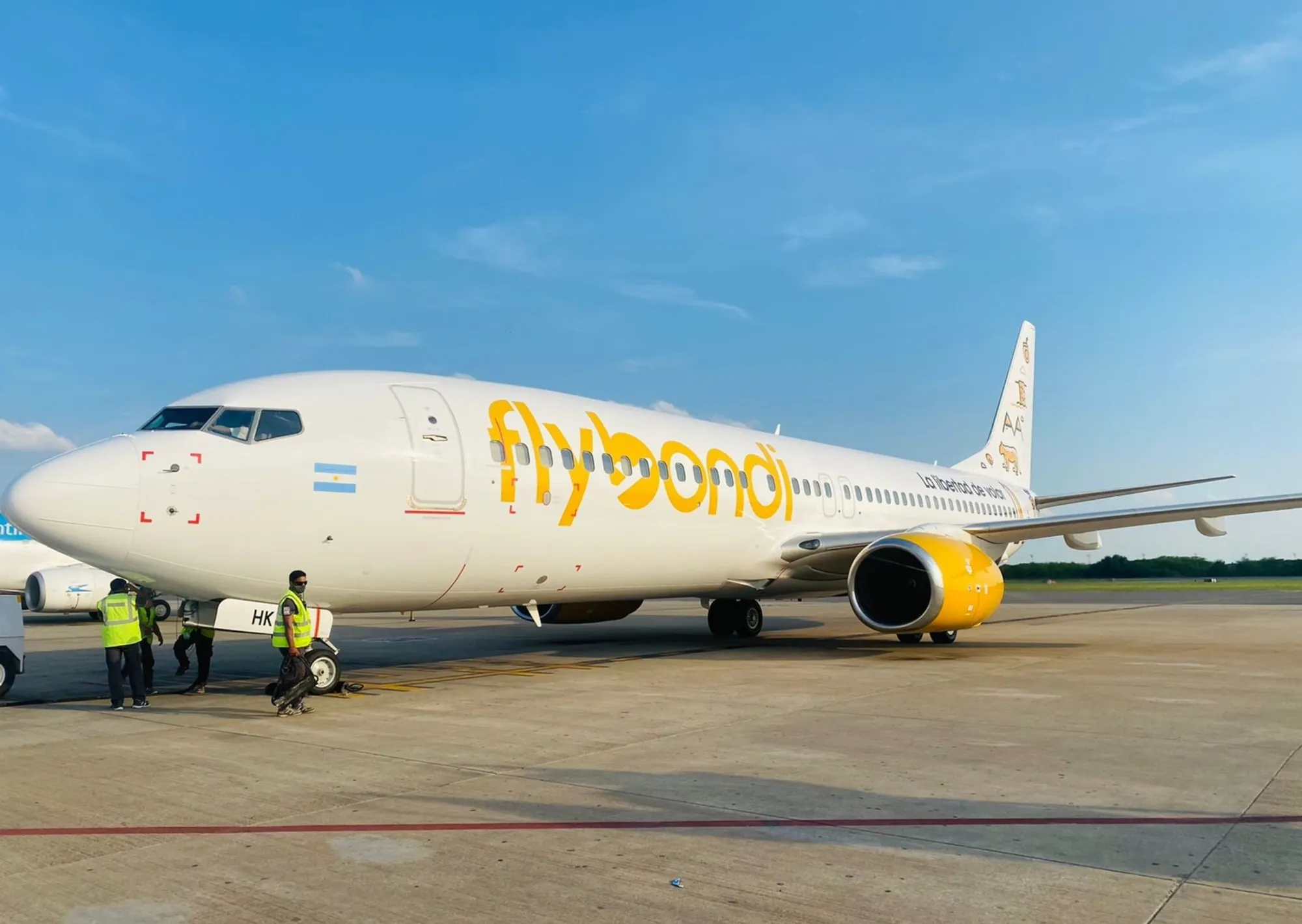 Flybondi canceló el 75% de sus vuelos en julio, pero sigue vendiendo pasajes: el Gobierno le pidió un plan de acción