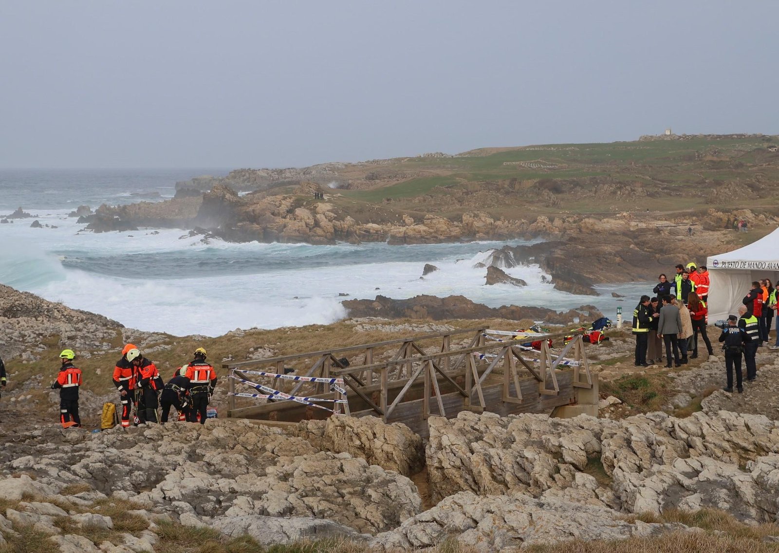 Cinco turistas muertos y un desaparecido al hundirse una pasarela en una playa al norte de España