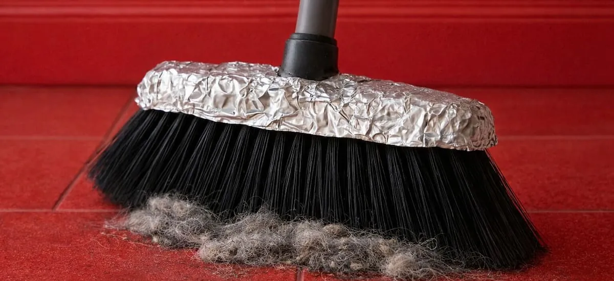 Poner PAPEL ALUMINIO en la ESCOBA: el nuevo TRUCO VIRAL, para qué sirve y por qué lo recomiendan