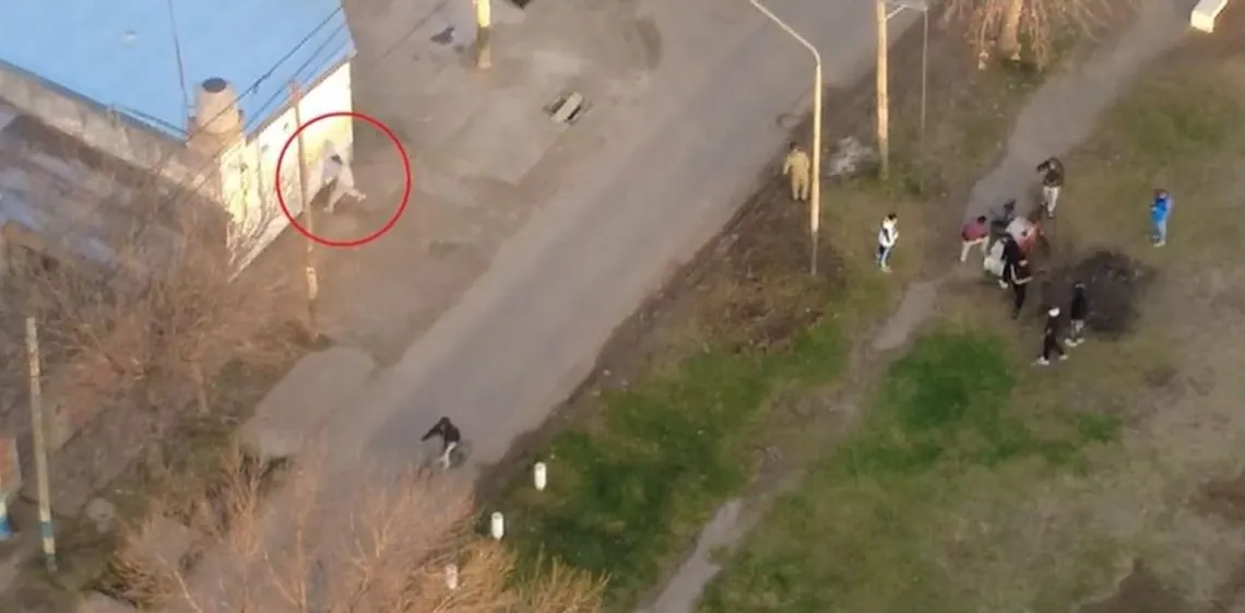 Detuvieron a tres hombres por vender droga en una plaza: fueron descubiertos por un dron