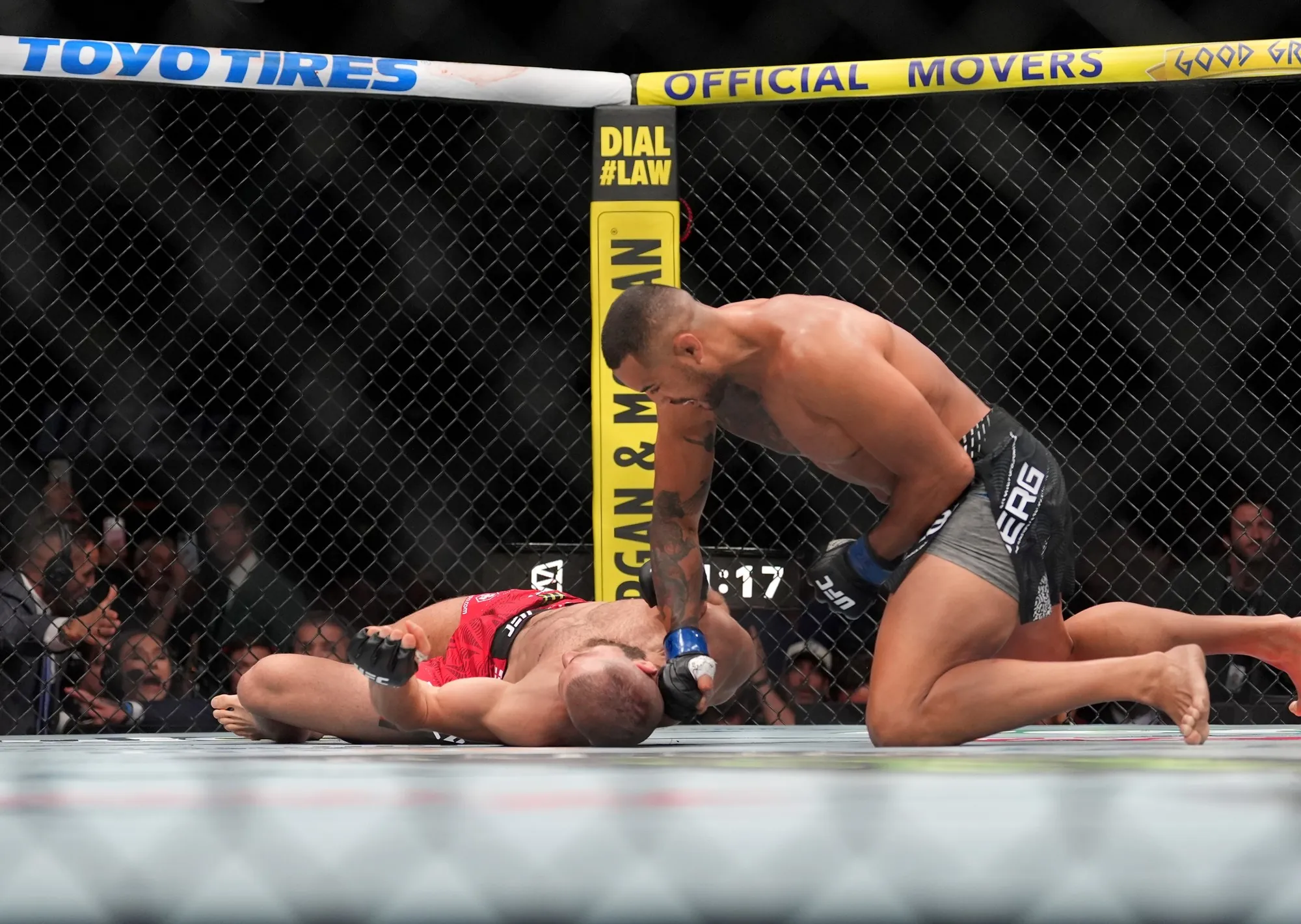 Lo que no se vio de la noche salvaje de la UFC 327: el terrible nocaut de Ulberg con el tendón roto, el último capricho de Trump y dos argentinos en la lona