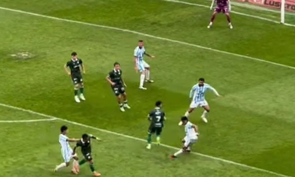 Ferro Carril Oeste venció a Racing de Córdoba y quedó a un paso de la final por el ascenso a primera división