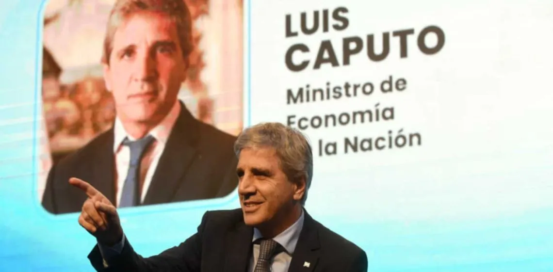 Luis Caputo: "Vamos a permitir la libre circulación de pesos y dólares"