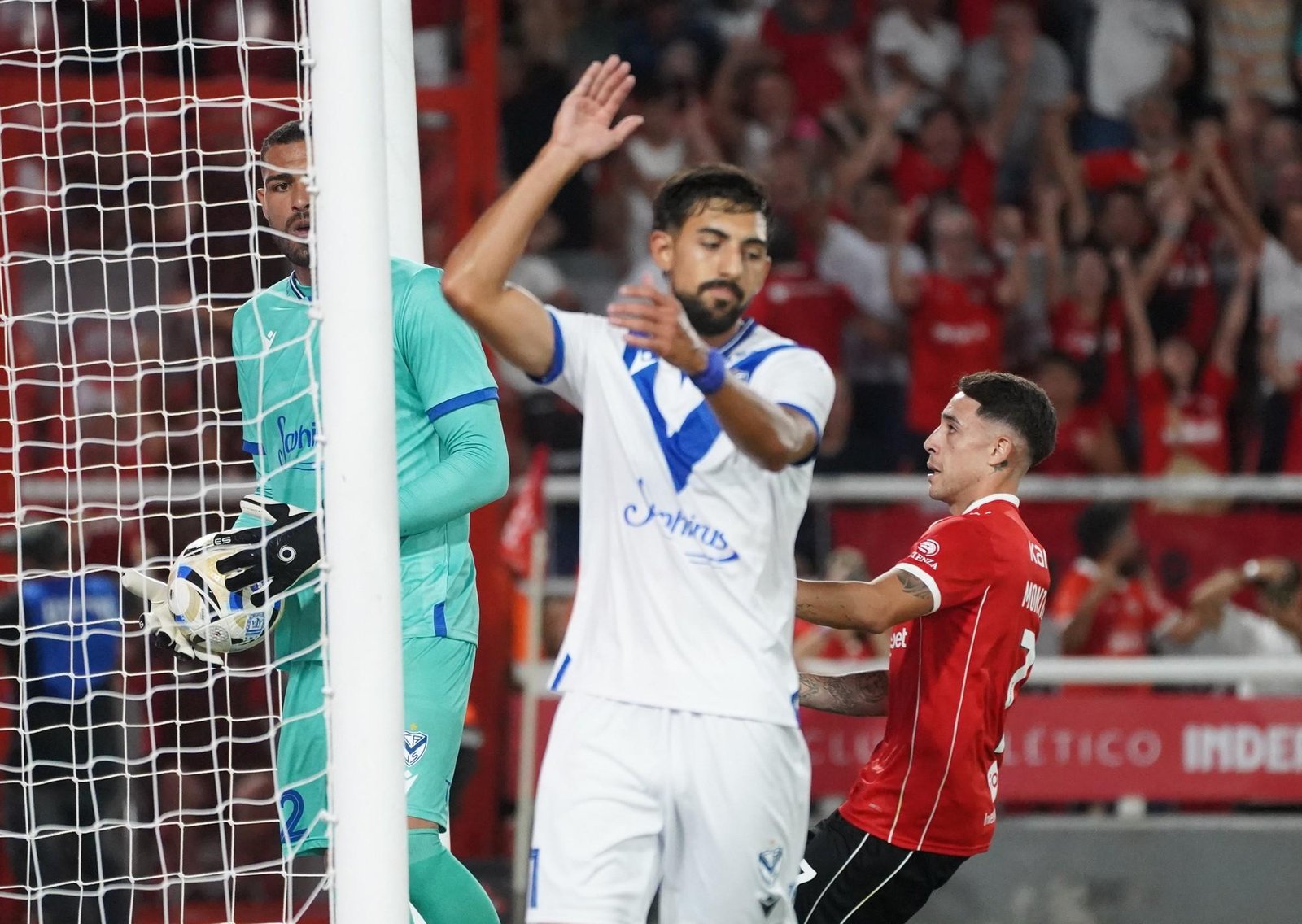 Independiente no para de empatar: se fue silbado ante Vélez, que vivió un minuto de locos con un gol a favor y otro en contra de Jano Gordon