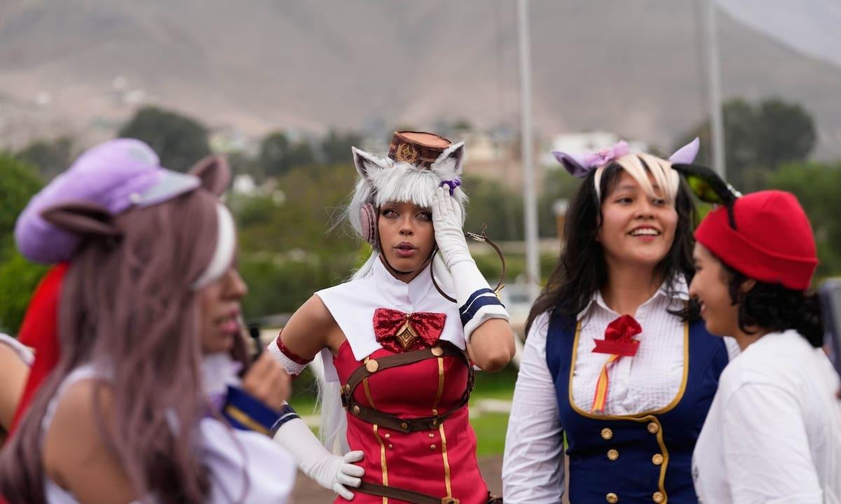 Miles de jóvenes van al hipódromo de Perú a ver carrera de caballos inspirados en videojuego japonés