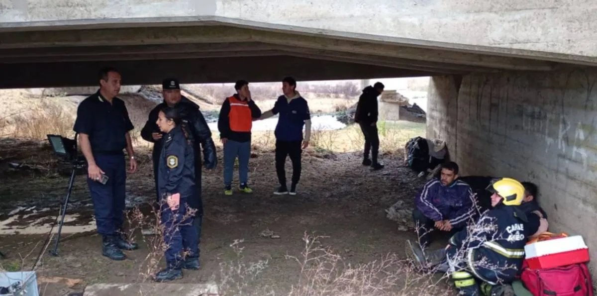 Ruta 7: un micro de Vía Tac CAYÓ al vacío en un IMPACTANTE vuelco y buscan al chofer