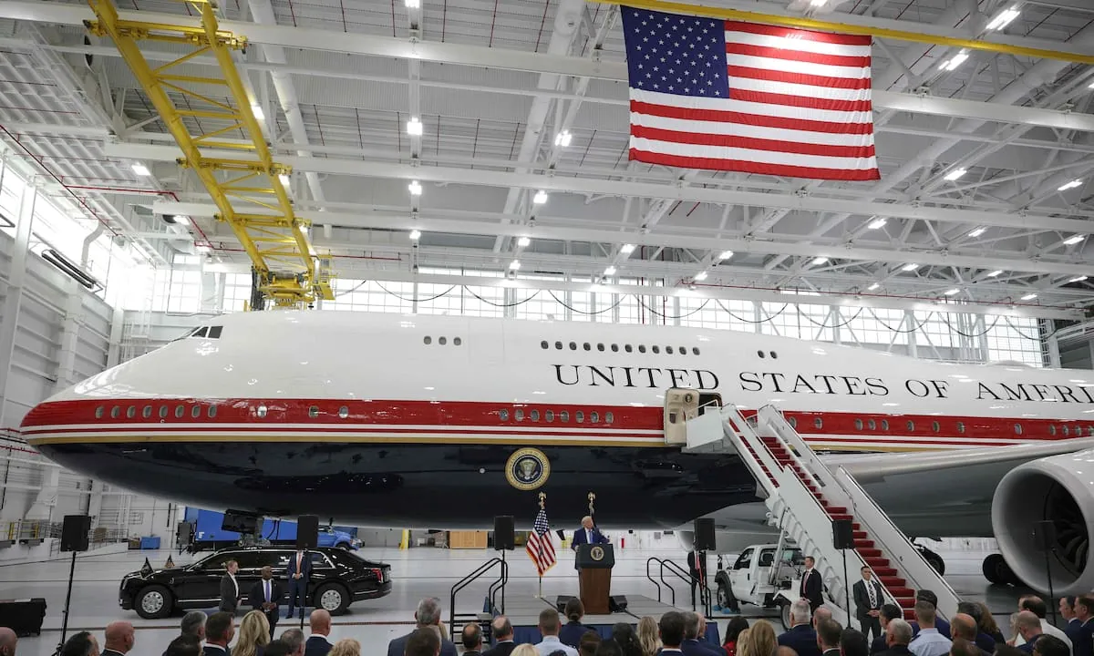 Trump presentó su nuevo nuevo Air Force One, que despertó cuestionamientos por ser donado por Qatar