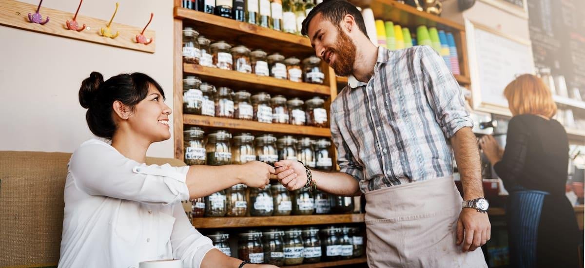 Adiós a las propinas obligatorias: la norma que exige a los mozos no cobrar dinero extra en cafés y restaurantes - El Cronista