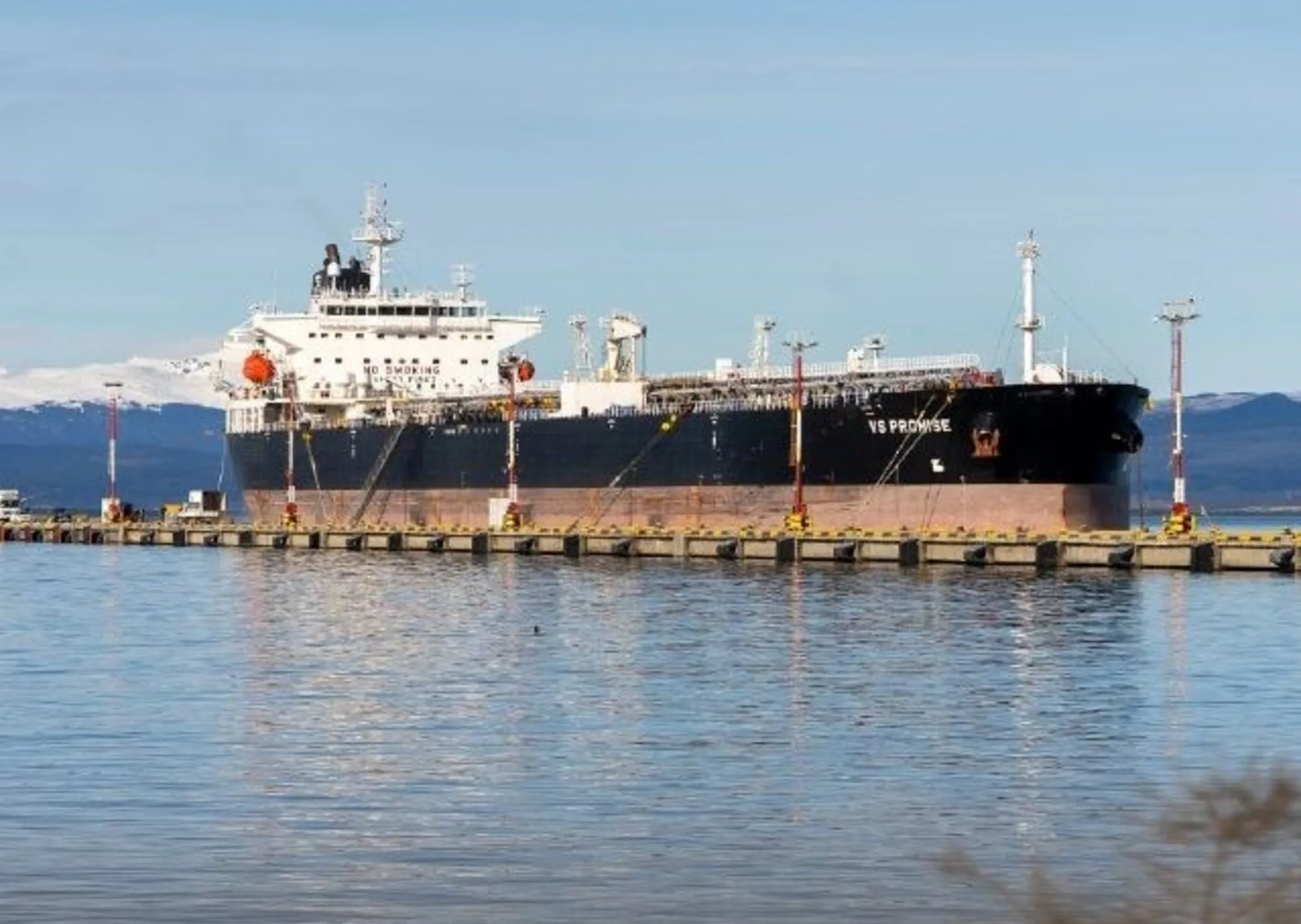 "Con un Presidente que tiene de ídola a Thatcher esto no iba a terminar bien": crece el enojo en Tierra del Fuego por el amarre de un buque petrolero británico en un puerto intervenido por el Gobierno