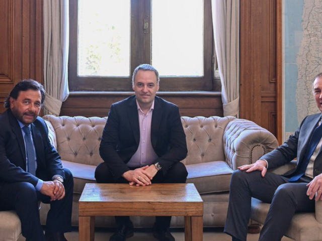 La ironГ­a de un gobernador dialoguista para reclamarle obras a Milei: вЂњElegimos creer, pero el poncho no apareceвЂќ