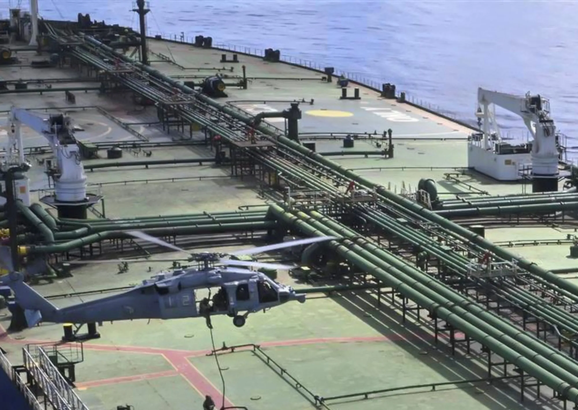 Guerra en Medio Oriente: Estados Unidos interceptó y abordó un buque cisterna que transportaba petróleo iraní en el Índico