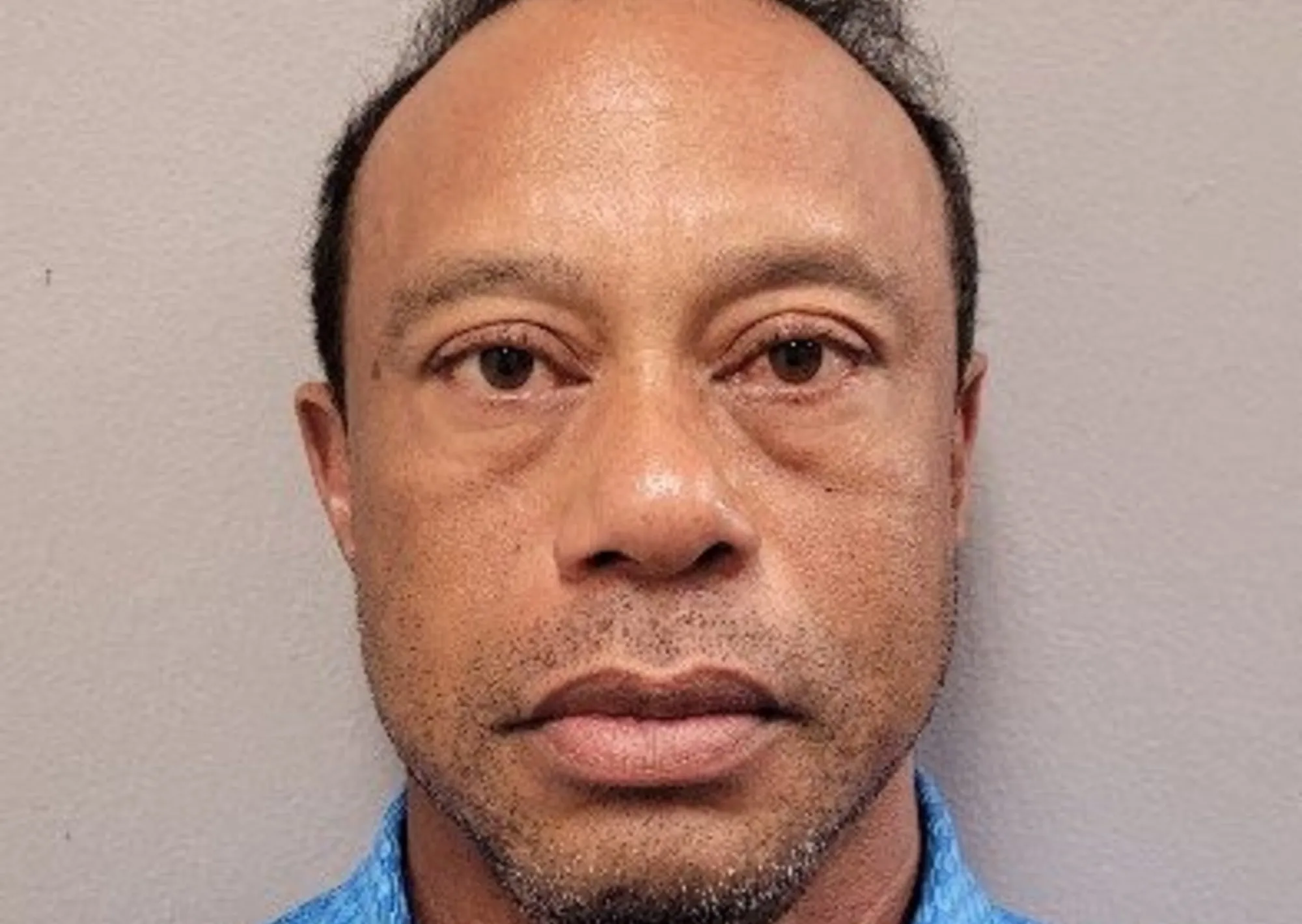 Tiger Woods fue liberado tras pasar ocho horas en un calabozo después de volcar con su camioneta y negarse a realizar un análisis de orina