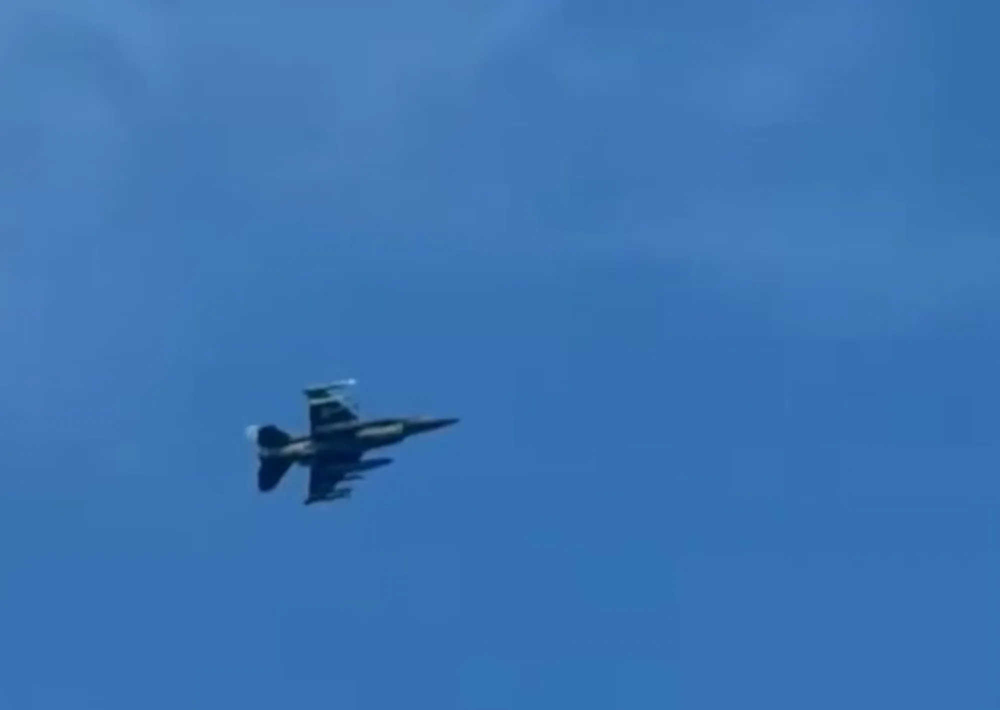 Aviones F-16 interceptaron dos aeronaves que violaron el espacio aéreo del club donde estaba Donald Trump